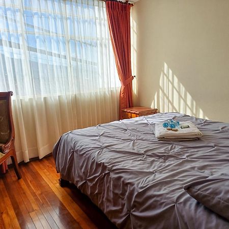 The Quito Guest House With Yellow Balconies For Travellers Luaran gambar