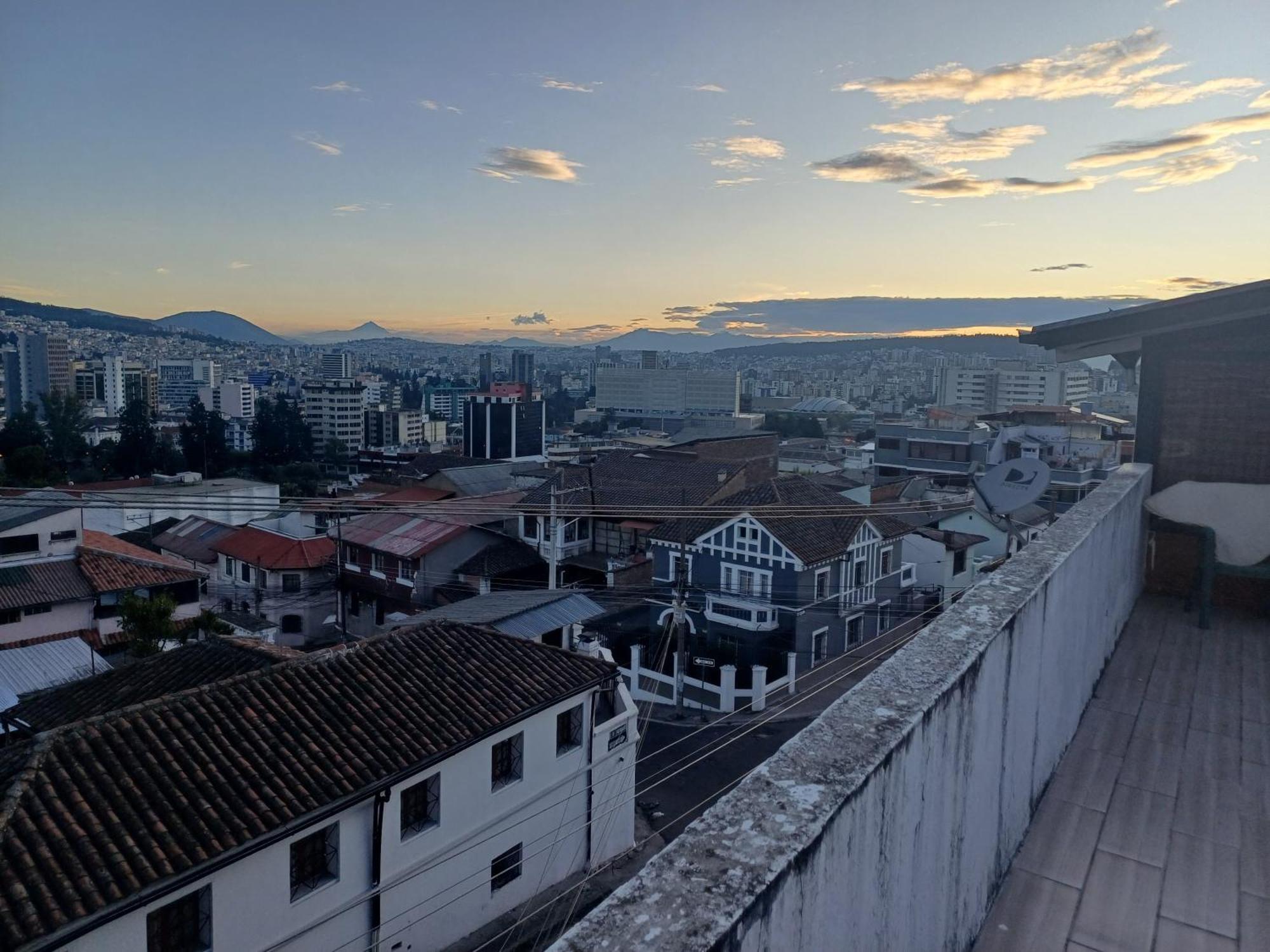 The Quito Guest House With Yellow Balconies For Travellers Luaran gambar