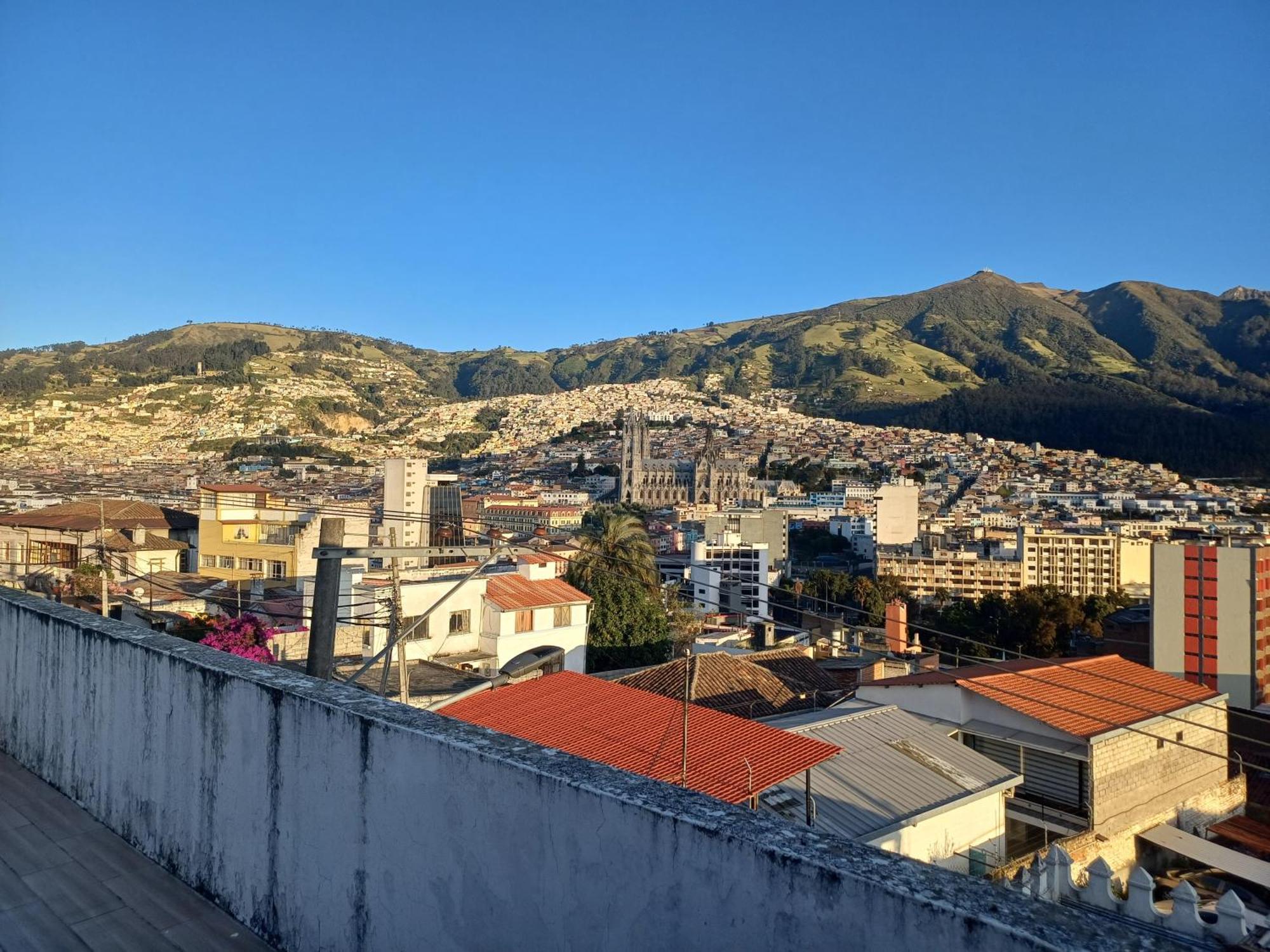 The Quito Guest House With Yellow Balconies For Travellers Luaran gambar