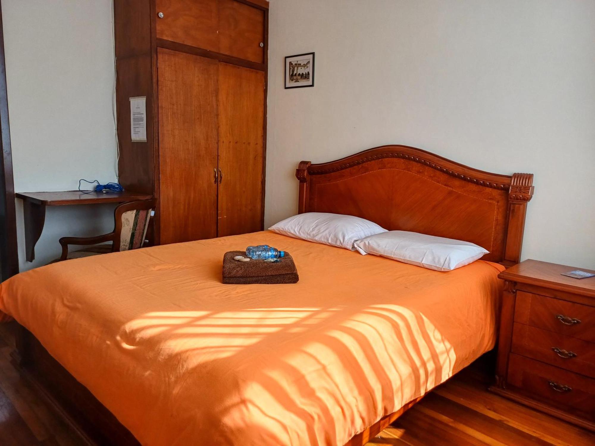 The Quito Guest House With Yellow Balconies For Travellers Luaran gambar