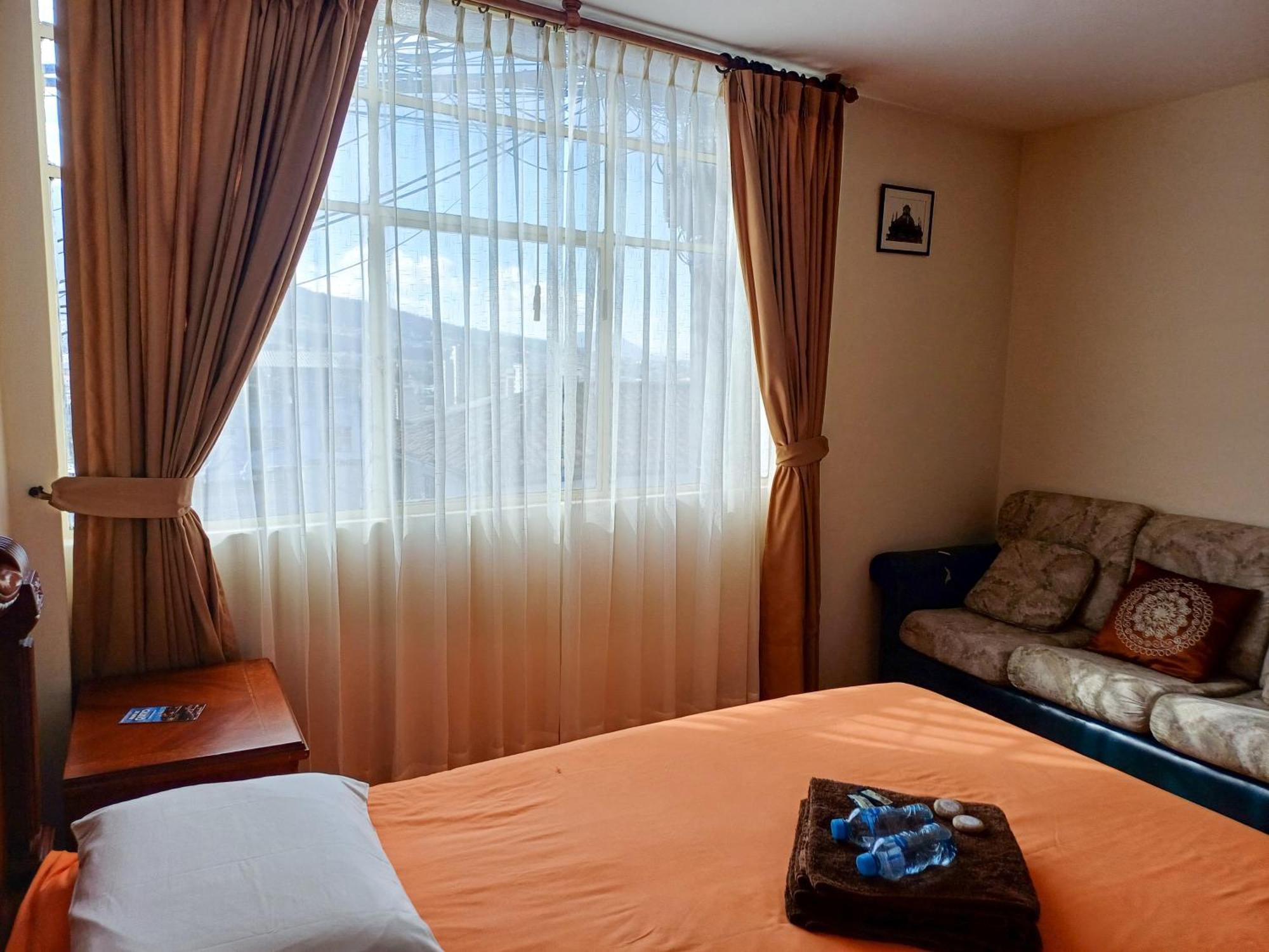 The Quito Guest House With Yellow Balconies For Travellers Luaran gambar