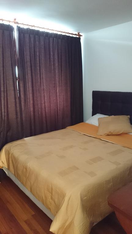 The Quito Guest House With Yellow Balconies For Travellers Bilik gambar