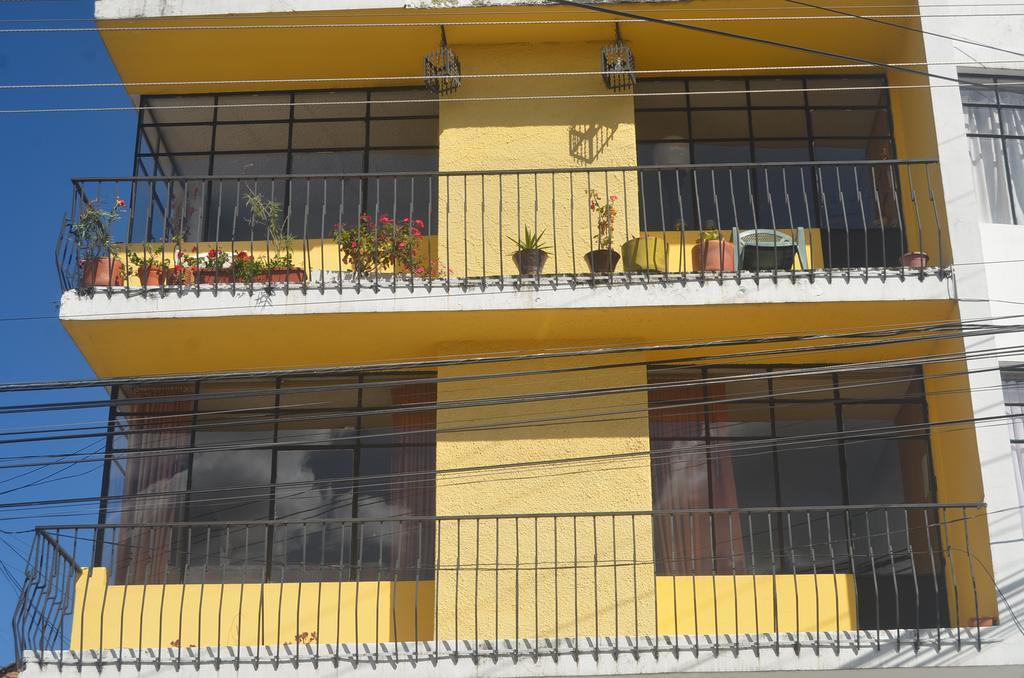 The Quito Guest House With Yellow Balconies For Travellers Luaran gambar